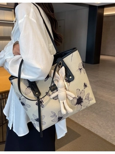 Grand sac cabas en toile beige avec imprimé floral noir et charmant pendentif lapin blanc