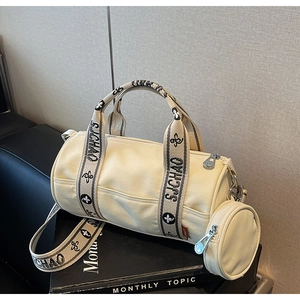 Détail du sac cylindrique crème avec bandoulière tissée SJCHAO et mini porte-monnaie