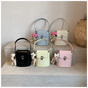 Collection de sacs seaux élégants en cinq tons pastel avec porte-clés chiots