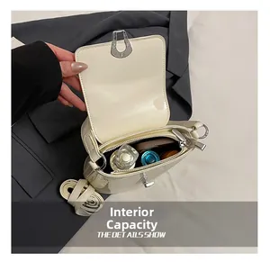 Capacité interne du sac seau en cuir blanc montrant l'espace pour les objets quotidiens