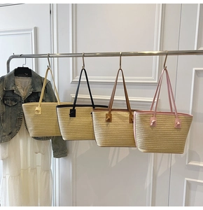 Vue détaillée de sacs cabas en paille tressée en quatre couleurs dans un décor lifestyle