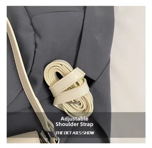 Détail de la bandoulière réglable en cuir PU beige avec boucle métallique et surpiqûres
