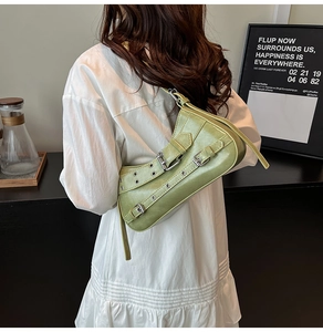 Vue détaillée d'un sac à bandoulière en cuir PU vert avocat avec boucles de ceinture