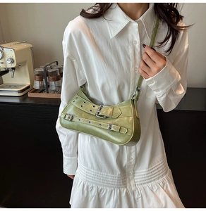 Sac baguette rétro vert clair avec boucles métalliques et finition cuir PU brillant