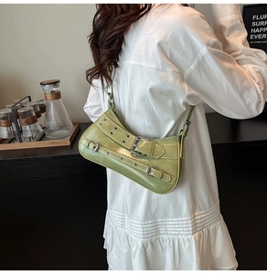 Détail du sac baguette Y2K vert avocat avec boucles métalliques et bandoulière