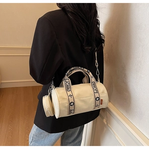 Détail du sac Boston blanc cassé avec bandoulière à motifs et porte-monnaie assorti