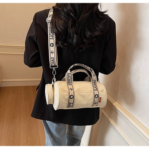 Détail du sac cylindre crème avec bandoulière tissée SJCHAO et mini porte-monnaie