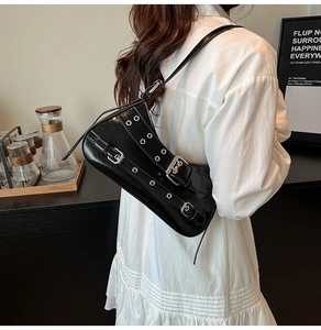 Détail du sac punk noir en cuir PU brillant avec sangles à œillets métalliques