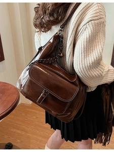 Grand sac à bandoulière rétro marron foncé en similicuir brillant avec boucle