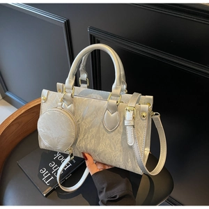Détail du sac cabas argenté métallisé avec texture plissée et mini porte-monnaie rond