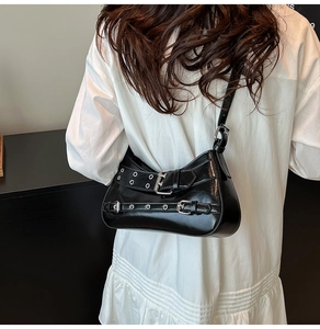 Vue détaillée d'un sac baguette noir brillant en similicuir porté à l'épaule pour femme