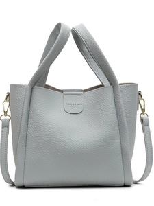 Sac seau gris clair en cuir grainé avec poignées et bandoulière amovible