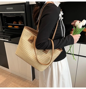 Détail de la texture du sac cabas en paille tissée avec bandoulière en cuir marron
