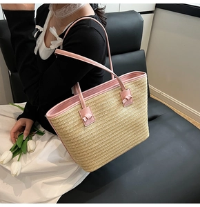 Détail du cabas en paille tissée à la main avec finitions en cuir rose et nœuds