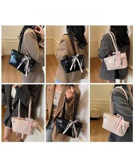 Vue détaillée de sacs cabas élégants avec nœuds décoratifs et pendentifs en cœur