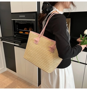 Vue détaillée du grand sac cabas en paille avec bandoulières en cuir rose chic