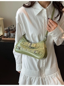 Sac à bandoulière en cuir PU vert clair chic avec boucles vintage et œillets