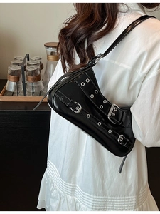 Sac baguette punk Y2K en cuir brillant noir avec œillets métalliques argentés