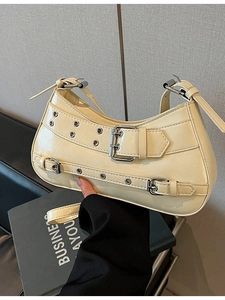 Sac à épaule blanc cassé style Y2K en similicuir avec œillets et boucles métal