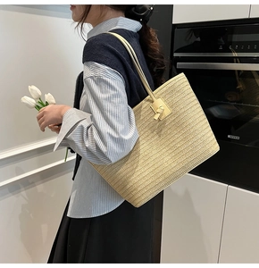 Détail du cabas tissé beige clair montrant la texture et les détails du nœud sur l'anse