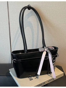 Mode Brillant Cuir PU Sac à Bandoulière Femmes Minimaliste Grande Capacité Sac Sous le Bras Avec Noeud Papillon Pendentif Coeur Tote