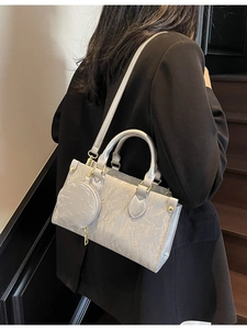 Sac fourre-tout argenté avec mini pochette amovible et détails dorés brillants