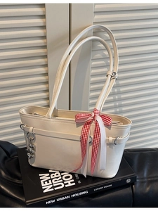 Sac à bandoulière minimaliste en cuir blanc avec nœud en soie et pendentif en forme de cœur