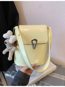Mode Femmes Sac Seau en Similicuir Verni Sac Bandoulière Minimaliste Avec Boucle en Métal Argenté et Pendentif Chien en Peluche