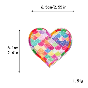 Toppa ricamata cuore glitter arcobaleno con motivo a scaglie iridescenti e misure