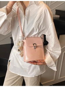 Sac seau chic en cuir verni rose avec boucle argentée et breloque chien en peluche