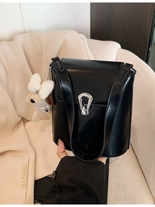 Sac seau noir brillant minimaliste avec boucle en fer à cheval et charm en peluche