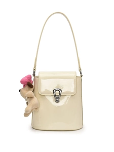 Sac seau chic crème brillant avec pampille chiot mignonne sur fond blanc pur