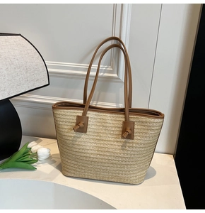 Détail du sac cabas en paille tressée avec anses en cuir marron et finitions nouées chic