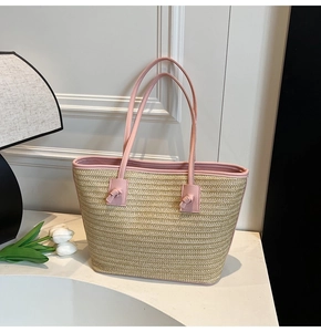 Détail du sac cabas en paille beige avec anses en cuir rose et finitions nouées chic