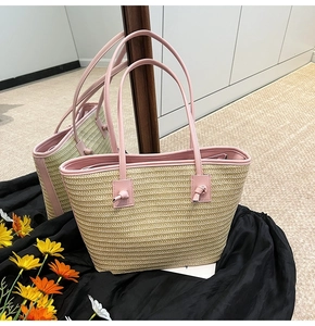 Détail du sac cabas en paille tissé avec anses à nœuds en cuir rose et fermeture éclair