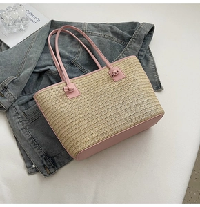 Détail du sac cabas en paille avec garniture en cuir rose et grande capacité