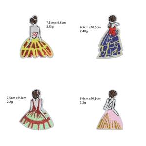 Dettaglio di quattro toppe in paillettes ragazza girasole con dimensioni e peso specificati