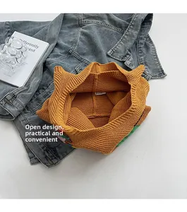 Draufsicht auf gelbe Strick-Tasche mit offenem Design und grober Strickstruktur