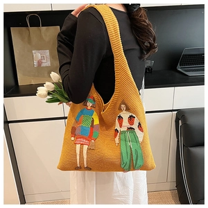 Detailierte Textur der senfgelben Strick-Tote-Bag mit kunstvollen Frauenillustrationen