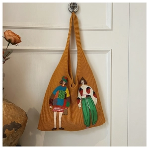 Makroaufnahme der gelben Stricktasche mit detaillierter böhmischer Stickerei-Verzierung