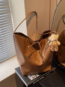 Bolso Tote de Cuero PU para Mujer Gran Capacidad Bolso de Hombro Vintage con Cordón Versátil Casual Escuela con Colgante de Oso de Peluche