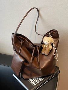 Bolso tote grande marrón oscuro con correa de hombro y colgante de oso peluche