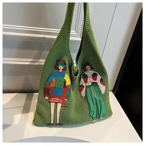 Detailansicht der grünen Stricktasche mit strukturierter Stickerei der Cartoon-Figuren