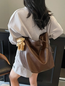 Bolso tote grande marrón oscuro retro con cordón y colgante de oso lindo