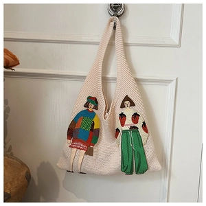 Detailansicht der Strick-Tote-Bag mit kunstvoller Stickerei und dichter Textur