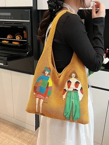 Gelbe Stricktasche mit Stickerei und vertikalem Rippenmuster für einen lässigen Look