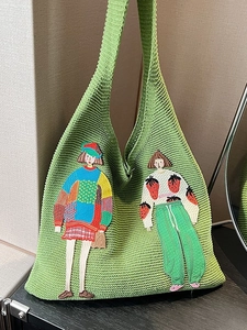 Grasgrüne Strick-Schultertasche mit kunstvoller Stickerei für Damen im Alltag