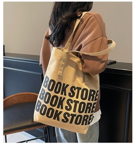 Sac fourre-tout en toile kaki avec imprimé Book Store noir et larges bandoulières