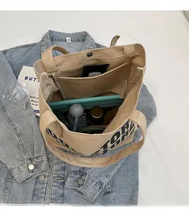 Vue de dessus d'un sac cabas en toile beige montrant une grande capacité de rangement