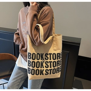 Détail du cabas en toile durable arborant une inscription Bookstore audacieuse sur le côté